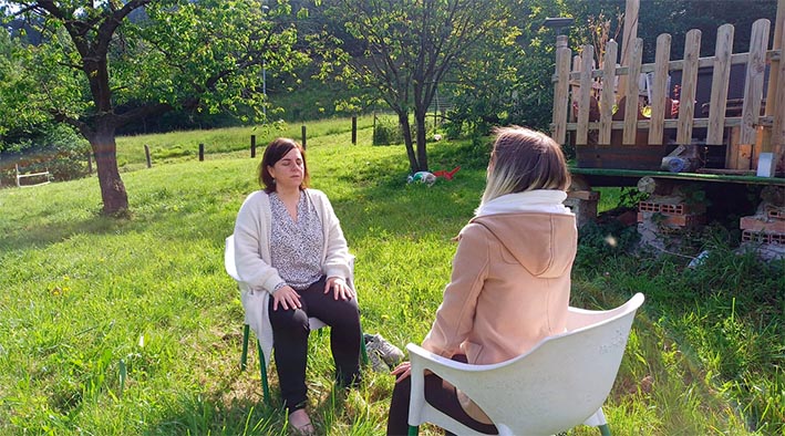 Oihana Peñades guiando una sesión individual de sofrología al aire libre en Bizkaia